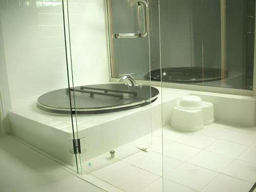 a bathroom with a sink and a glass shower at ペンション木いちご PensionKiichigo in Zaō Onsen