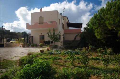 a house with a yard in front of it at Villa Sunrise in Epáno Kefalás