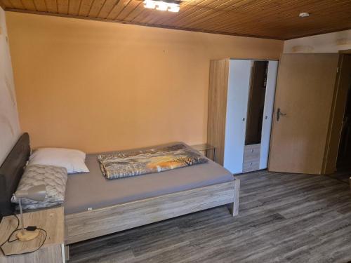 a bedroom with a bed in a room at Monteurwohnung in Frielendorf