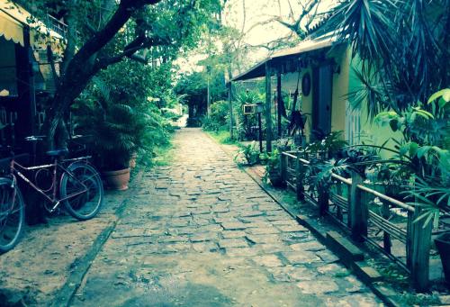 un camino de piedra en un jardín junto a una casa en Canto do Buganville, en Abraão