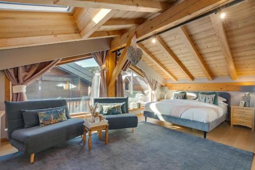 Chalet Abeille 12 Guests • Hot Tub • Free Ski Bus
