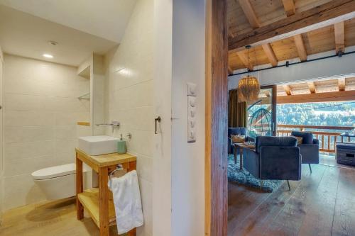 Chalet Abeille 12 Guests • Hot Tub • Free Ski Bus