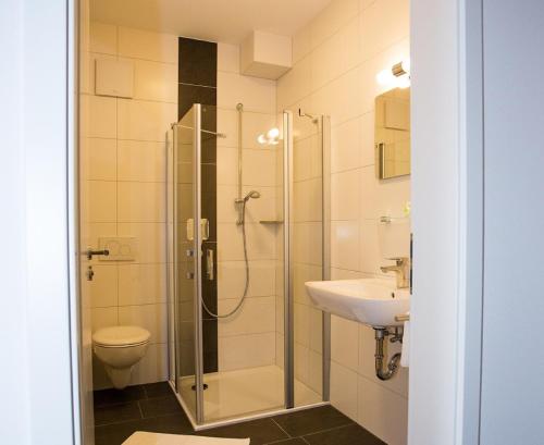 Ett badrum på Gästehaus Turmblick
