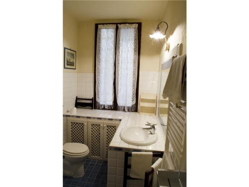 フィレンツェにあるCapponi apartmentのバスルーム(洗面台、トイレ付)