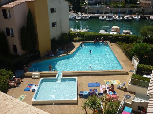 - une vue sur la piscine d'un hôtel dans l'établissement Residence des Pecheurs, au Cap d'Agde