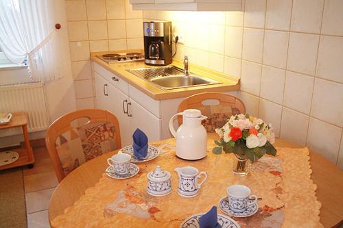 A kitchen or kitchenette at Haus Nordstrand Möwenweg 22