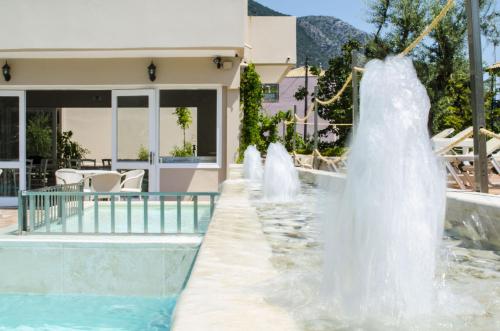 Bazén v ubytovaní Happyland Hotel Apartments alebo v jeho blízkosti