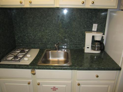 A kitchen or kitchenette at Apollo Motel