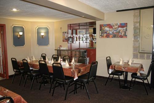 uma sala de jantar com mesa e cadeiras em Motel Bellevue em Saint-Joseph-de-Beauce