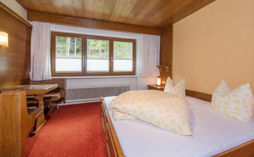 um quarto com uma cama e uma secretária. em Apart Alpen em Längenfeld