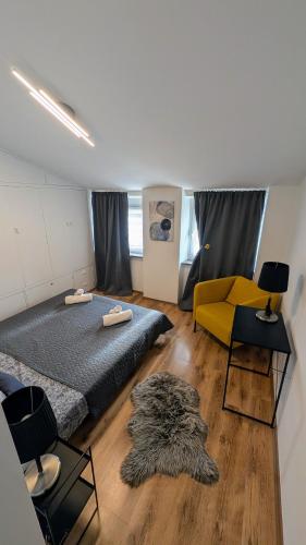 a room with a bed and a couch and a rug at Appartameno Calnova in Vodnjan