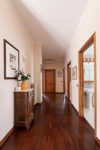 a living room with a sink and a wooden floor at Villa Pia in Bevagna