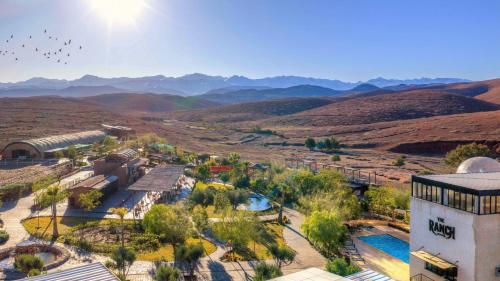 Luftaufnahme eines Ferienortes mit Bergen im Hintergrund in der Unterkunft The Ranch Resort in Marrakesch