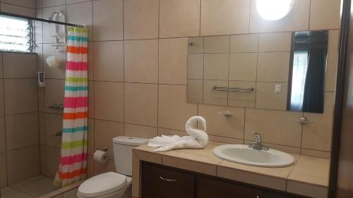 a bathroom with a sink and a toilet and a shower at Hotel Portal Colonial in San José