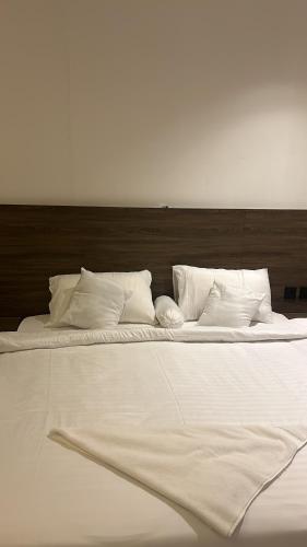a large bed with white sheets and pillows at استديو in Medina