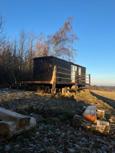 Maringotka uprostřed divočiny