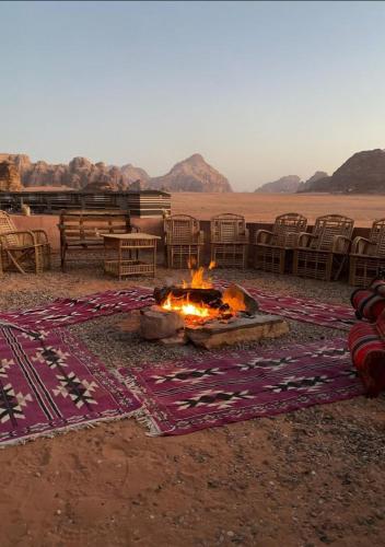 un braciere in mezzo al deserto di Sunrise Magic Camp a Wadi Rum