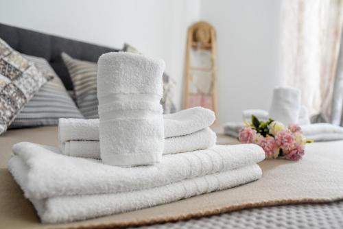 a stack of towels sitting on top of a bed at Profumo di Vigna - Roero in Occhetti