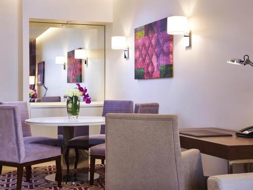 ein Esszimmer mit Tisch und Stühlen in der Unterkunft Mercure Dubai Barsha Heights Hotel Suites And Apartments in Dubai