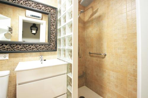 La salle de bains est pourvue d'un lavabo et d'un miroir. dans l'établissement CasaTuris Pintor Lorenzo A105, à Alicante