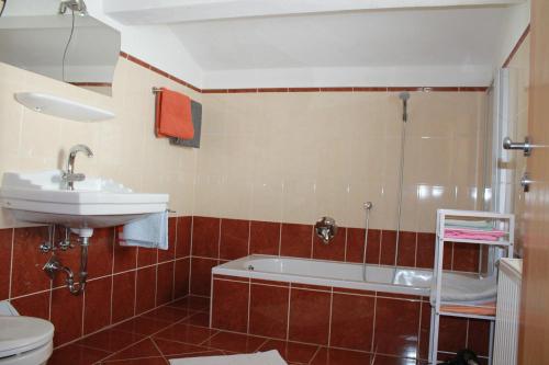 łazienka z wanną, umywalką i toaletą w obiekcie Ferienwohnung Tummener w mieście Zell am Ziller