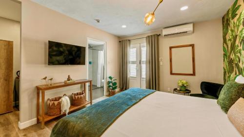 a bedroom with a large bed in a room at Atelier Skalo Boutique Hotel in Willemstad
