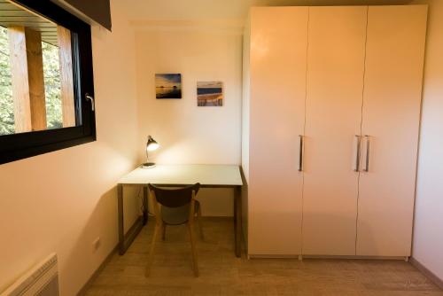 a small room with a desk and a window at Appartement Alouette France in Pessac