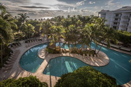 uma vista aérea de uma piscina de resort com palmeiras em The Lago Mar Beach Resort and Club em Fort Lauderdale