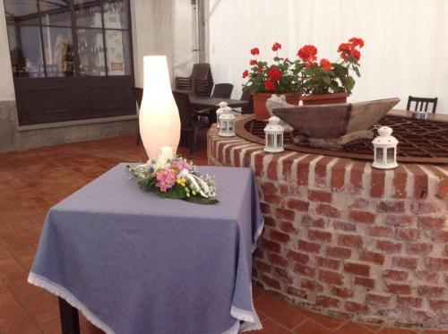 a table with a blue table cloth and flowers on it at La Scuderia in Sarzana
