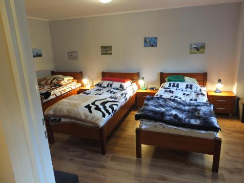 Ένα ή περισσότερα κρεβάτια σε δωμάτιο στο Dwór Klewiny