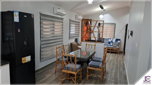 una sala da pranzo con tavolo e sedie in vetro di La toure a M'bour