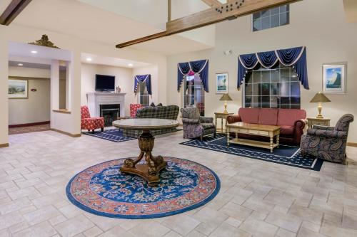a living room filled with furniture and a fireplace at Howard Johnson by Wyndham Mystic in Mystic