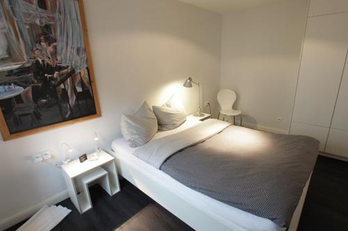 a small bedroom with a bed and a table at quartier kiel in Kiel