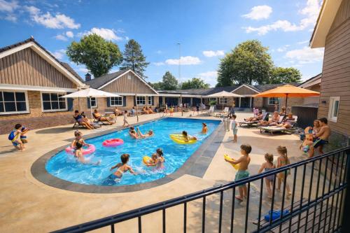 a group of people playing in a swimming pool at Goudvink 547 De IJsvogel Veluwe Voorthuizen in Voorthuizen