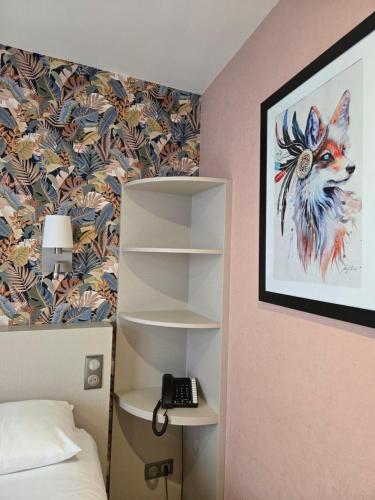 Beaune Hôtel في بون: غرفة نوم عليها لوحة لثعلب على الحائط
