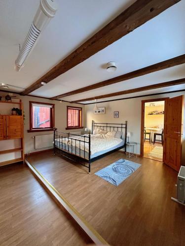 ein Schlafzimmer mit einem Bett und einem Holzboden in der Unterkunft Bart’s loft in Älmhult