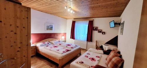 Rúm í herbergi á Schattaugut