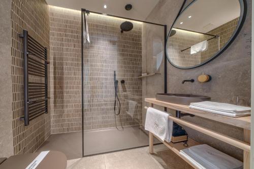 ein Badezimmer mit Dusche, Waschbecken und Spiegel in der Unterkunft Hygge Hotel in Oppeln