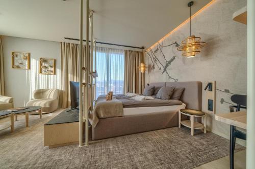 ein Schlafzimmer mit Bett und ein Wohnzimmer in der Unterkunft Hygge Hotel in Oppeln