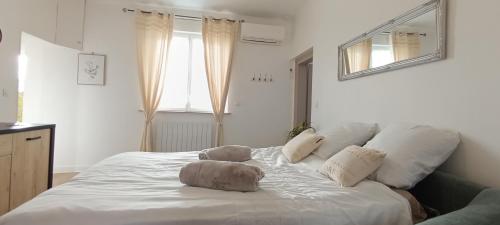 a bed with two stuffed animals on top of it at Le Havre de Sauge in Imphy