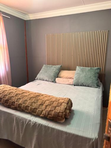 Llit o llits en una habitació de Mogonono Cabin- Werda