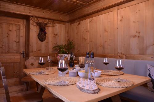 a table with wine glasses and wine bottles on it at Beim Patzelt - Ferienhaus in Nesselwang in Nesselwang