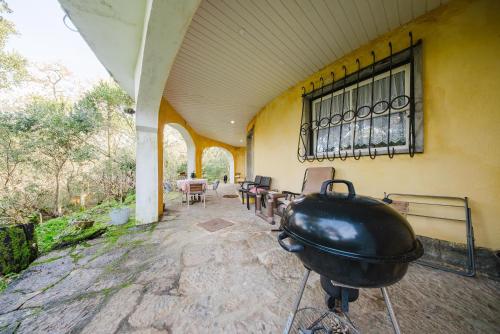 a wok sitting on a grill in a building at Quinta biológica, com vista, na Serra de Sintra in Sintra