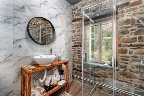 a bathroom with a sink and a glass shower at Villa Riverwood 