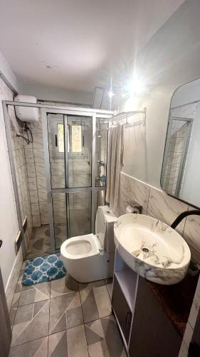 łazienka z toaletą i umywalką w obiekcie Dream Home Design w mieście Mbalngong