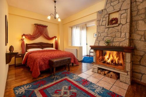ein Schlafzimmer mit Bett und Kamin in der Unterkunft Fretzato in Elati, Trikala