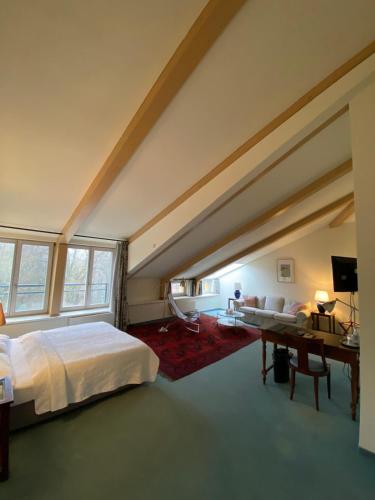 a large bedroom with a large bed and a desk at Schlosshotel Ziethen in Kremmen