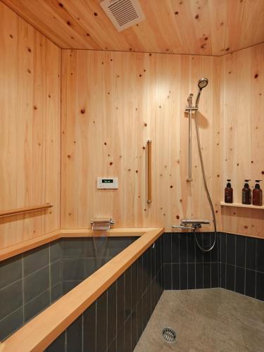 Funyado,Spacious 5BR Home,2 Bathrooms,3 Toilets,Private Garage,Direct KIX,Near USJ,Umeda & Foodie Hub