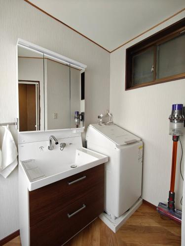 Funyado,Spacious 5BR Home,2 Bathrooms,3 Toilets,Private Garage,Direct KIX,Near USJ,Umeda & Foodie Hub