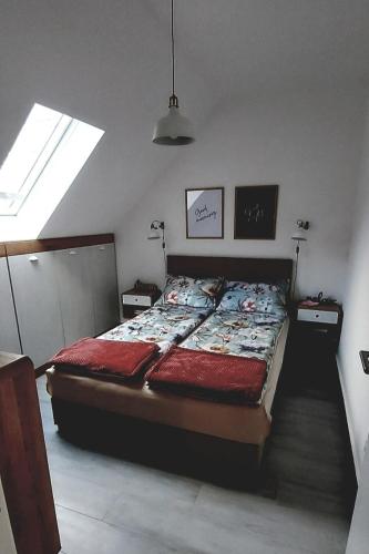 Llit o llits en una habitació de FOREST SIDE Apartmani